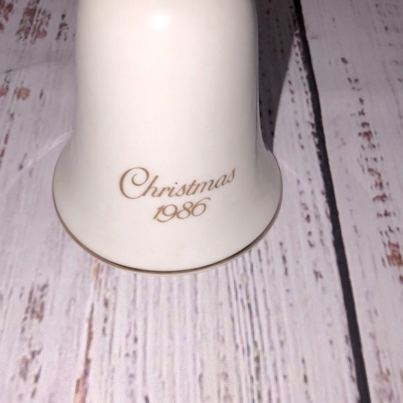 AVON vintage 1986 Christmas Bell - Picture 4 of 5